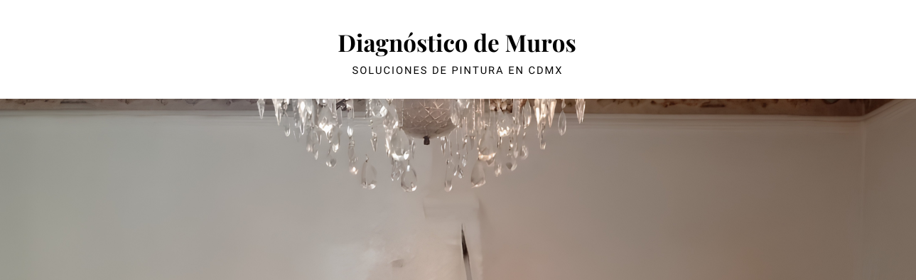 Pared con pintura descarapelada y ampollas por humedad antes de ser restaurada